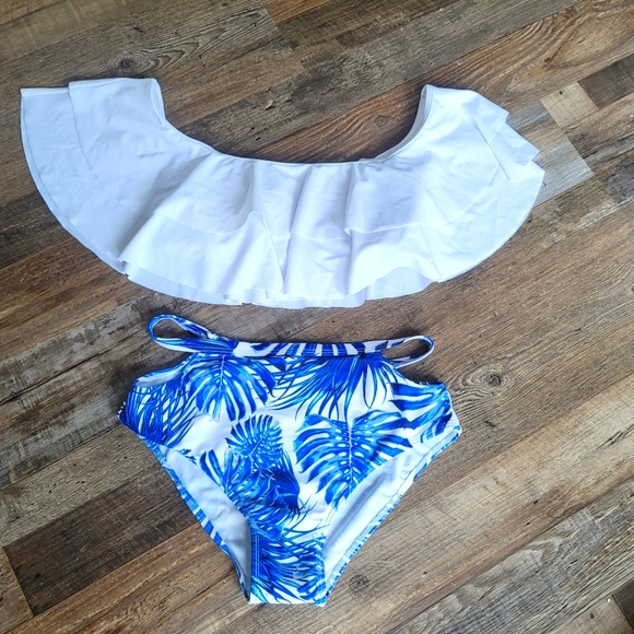 Bikini - Picture 1 of 2